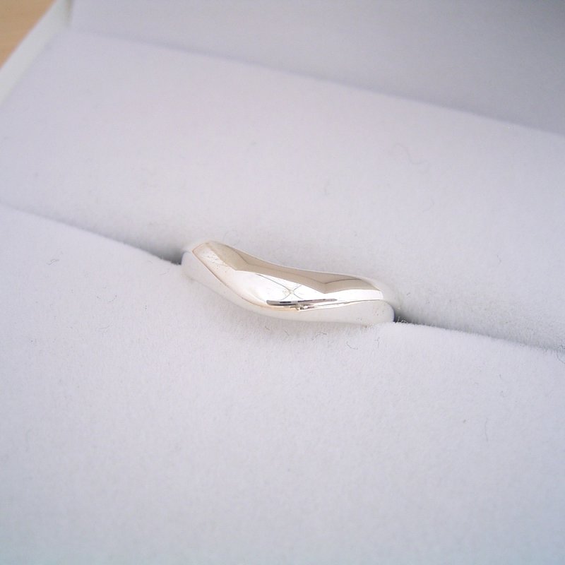 画像1: 少し硬質で指が綺麗に見えるV字ラインの結婚指輪 (1)