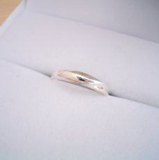 画像1: 特別な作り方でボリューム感を出した結婚指輪 (1)