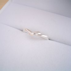 画像1: 地金で絆をしっかりと結びつける結婚指輪 (1)