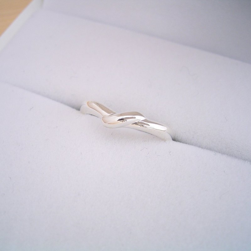 画像1: 地金で絆をしっかりと結びつける結婚指輪 (1)