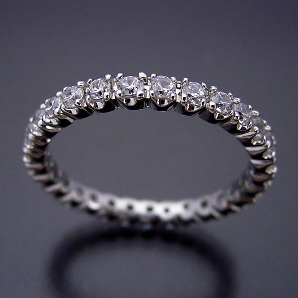 最高品質のダイヤモンドで作るフルエタニティリング - 婚約指輪