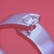 画像1: シンプルなデザインなのに恐ろしくスタイリッシュな婚約指輪 (1)