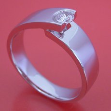 画像2: シンプルなデザインなのに恐ろしくスタイリッシュな婚約指輪 (2)