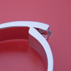 画像4: シンプルなデザインなのに恐ろしくスタイリッシュな婚約指輪 (4)