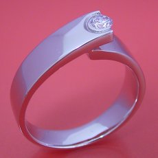 画像3: シンプルなデザインなのに恐ろしくスタイリッシュな婚約指輪 (3)