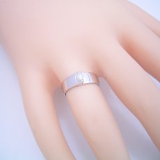 画像5: シンプルなデザインなのに恐ろしくスタイリッシュな婚約指輪 (5)