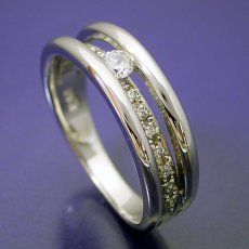 画像2: 思った以上に凝っている婚約指輪 (2)