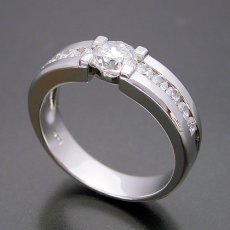 画像2: 堂々とした風格が漂う婚約指輪 (2)