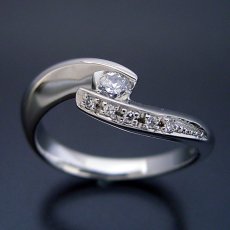 画像4: 地金を使ってボリュームを出した婚約指輪 (4)