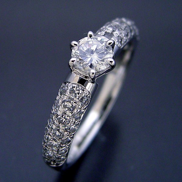 ハーフパヴェセッティングの婚約指輪 - 婚約指輪(エンゲージリング