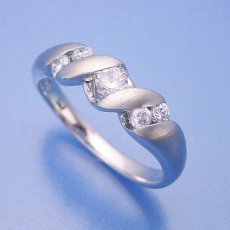 画像4: スタンダードなデザインながら気を使った婚約指輪 (4)