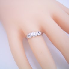 画像5: スタンダードなデザインながら気を使った婚約指輪 (5)