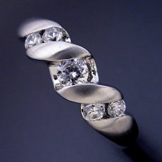 画像3: スタンダードなデザインながら気を使った婚約指輪 (3)