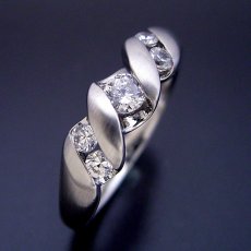 画像1: スタンダードなデザインながら気を使った婚約指輪 (1)