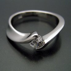 画像4: 本当に美しいひねりの婚約指輪 (4)
