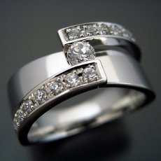 画像1: ごつくてゴージャスな婚約指輪 (1)
