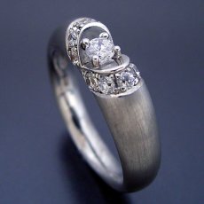 画像2: 隠れたハートをイメージした婚約指輪 (2)