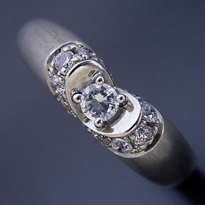画像1: 隠れたハートをイメージした婚約指輪 (1)