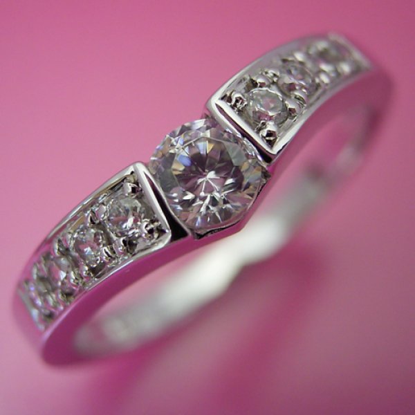 本当はピンクダイヤモンドを入れて欲しい婚約指輪 ３０万円で作れる婚約指輪 婚約指輪 エンゲージリング の販売 ブリリアントジュエリー