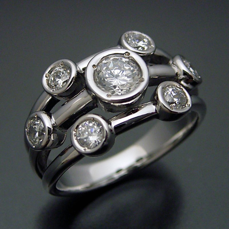 画像1: 0.5カラット版：身に着ける人を選ぶ大人の婚約指輪 (1)