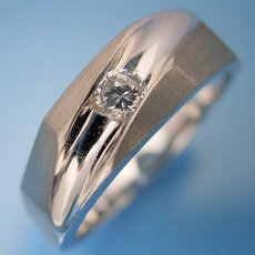 画像1: ツヤ消し加工が似合う婚約指輪 (1)