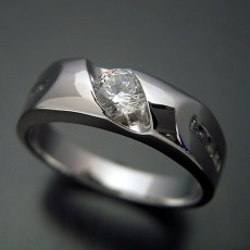 画像2: 適度にスタイリッシュなデザインの婚約指輪 (2)