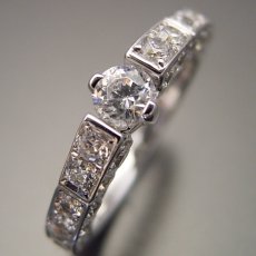 画像1: 細身で豪華な指が綺麗に見える婚約指輪 (1)