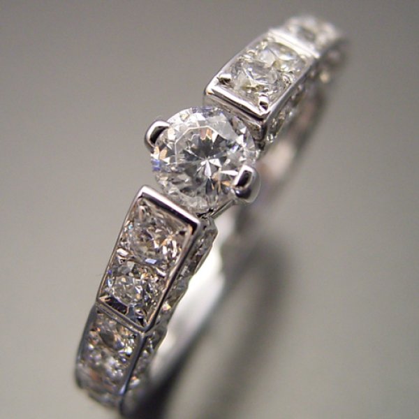 細身で豪華な指が綺麗に見える婚約指輪 婚約指輪 エンゲージリング 婚約指輪 エンゲージリング の販売 ブリリアントジュエリー
