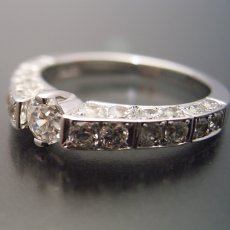 画像2: 細身で豪華な指が綺麗に見える婚約指輪 (2)