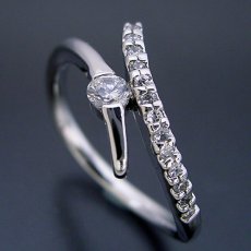 画像1: シンプルで豪華な婚約指輪 (1)