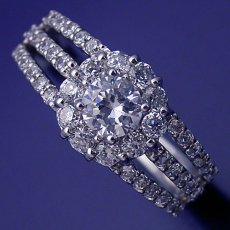 画像1: 豪華なのに上品な婚約指輪 (1)