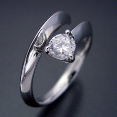 画像1: スッキリとしてシンプルな婚約指輪 (1)