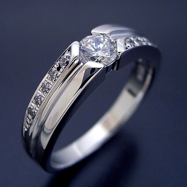 シンプルなデザインに控えめなダイヤモンドが上品な婚約指輪 - 婚約指輪(エンゲージリング) - 婚約指輪(エンゲージリング )の販売「ブリリアントジュエリー」