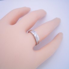 画像4: シンプルなデザインに控えめなダイヤモンドが上品な婚約指輪 (4)