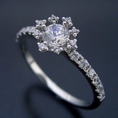 画像1: 魔法のように素敵な婚約指輪 (1)