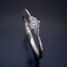 画像8: サイドメレが付いた、シンプルティファニーセッティングリング婚約指輪 (8)