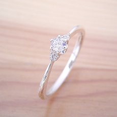 画像1: サイドメレが付いた、シンプルティファニーセッティングリング婚約指輪 (1)