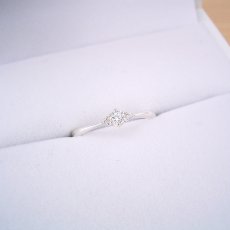画像6: サイドメレが付いた、シンプルティファニーセッティングリング婚約指輪 (6)