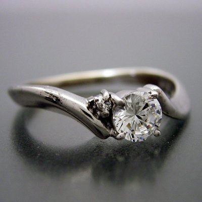 画像3: 思った以上に指が細く見える婚約指輪