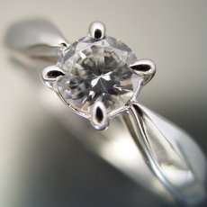 画像1: 4本爪の新しいデザインの婚約指輪 (1)