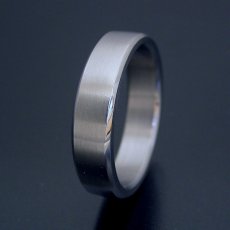 画像2: 角を落とした「面取り」が美しい結婚指輪「極(きわみ) type i」 (2)
