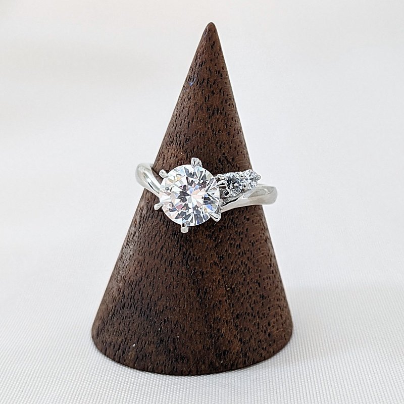 画像4: １カラット版：２つのサイドメレダイヤが凄く可愛い、ずっと作りたかった婚約指輪 (4)