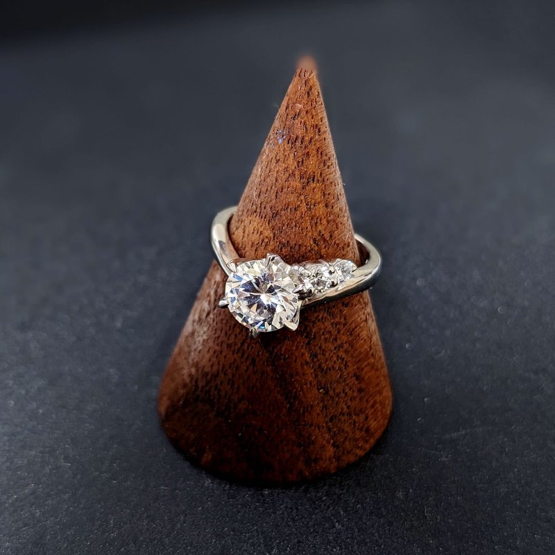 画像5: １カラット版：２つのサイドメレダイヤが凄く可愛い、ずっと作りたかった婚約指輪 (5)