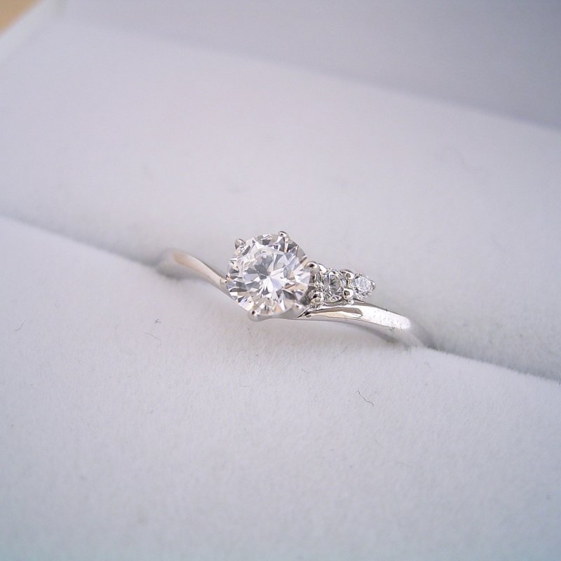 画像1: ２つのサイドメレダイヤが凄く可愛い、ずっと作りたかった婚約指輪 (1)