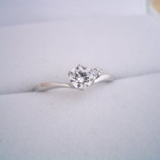 画像2: ２つのサイドメレダイヤが凄く可愛い、ずっと作りたかった婚約指輪 (2)