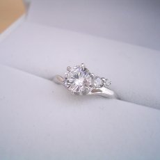 画像1: １カラット版：２つのサイドメレダイヤが凄く可愛い、ずっと作りたかった婚約指輪 (1)