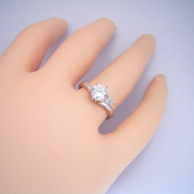 画像6: １カラット版：２つのサイドメレダイヤが凄く可愛い、ずっと作りたかった婚約指輪 (6)