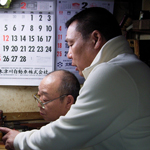 父と兄：工房で指輪を検討する場面