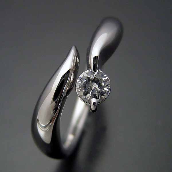 「サンプルで確信。柔らかいラインと上品な輝きに満足」：福岡県・Fさま・30代女性（購入商品：柔らかいラインでシンプルなデザインの婚約指輪 [No,3101]）