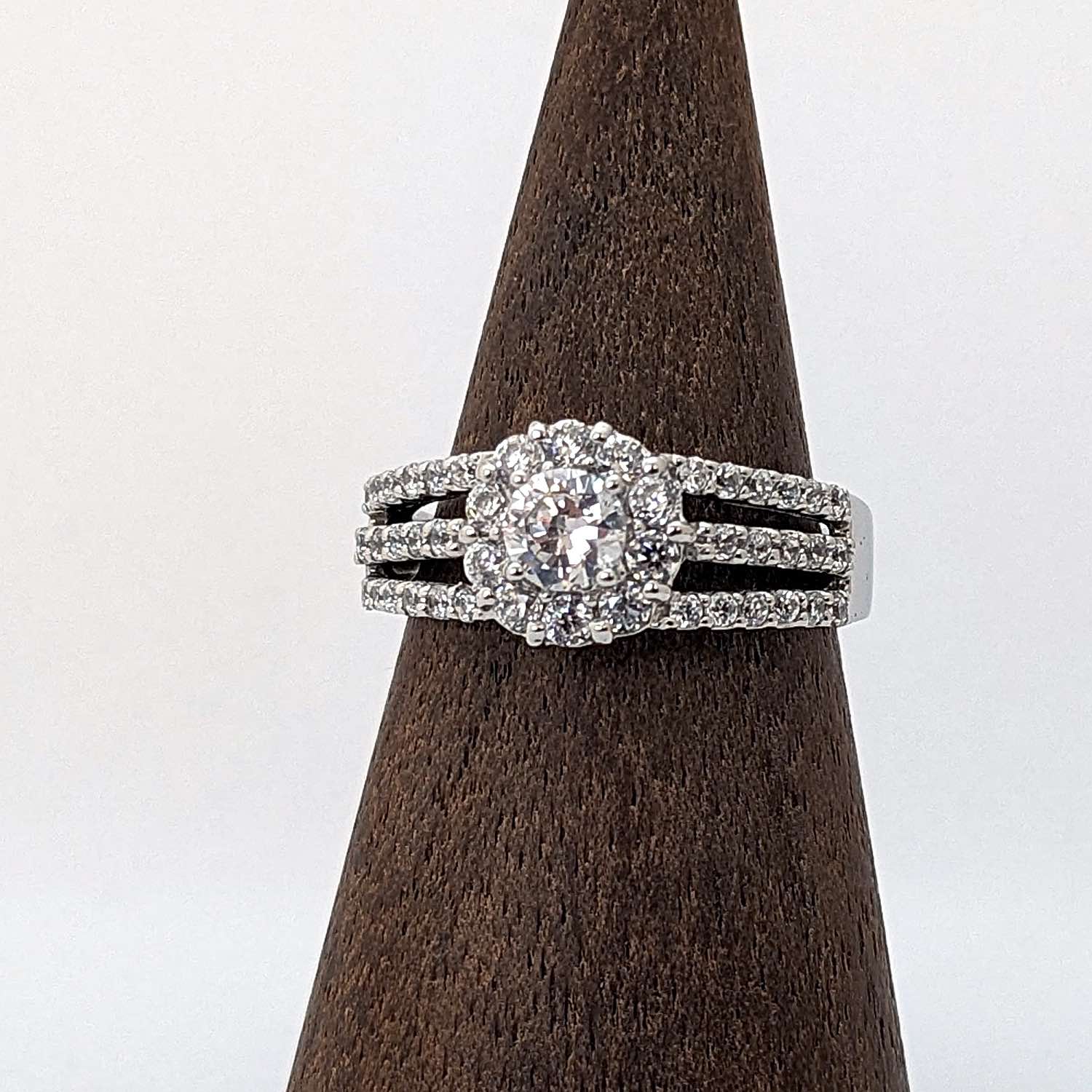 「憧れの店で豪華リング。期待超える品質に感動」山梨県・Ｋさま・20代女性（購入商品：豪華なのに上品な婚約指輪[R4809]）